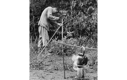 畑でガスに点火して湯を沸かす農夫（昭和25年撮影）